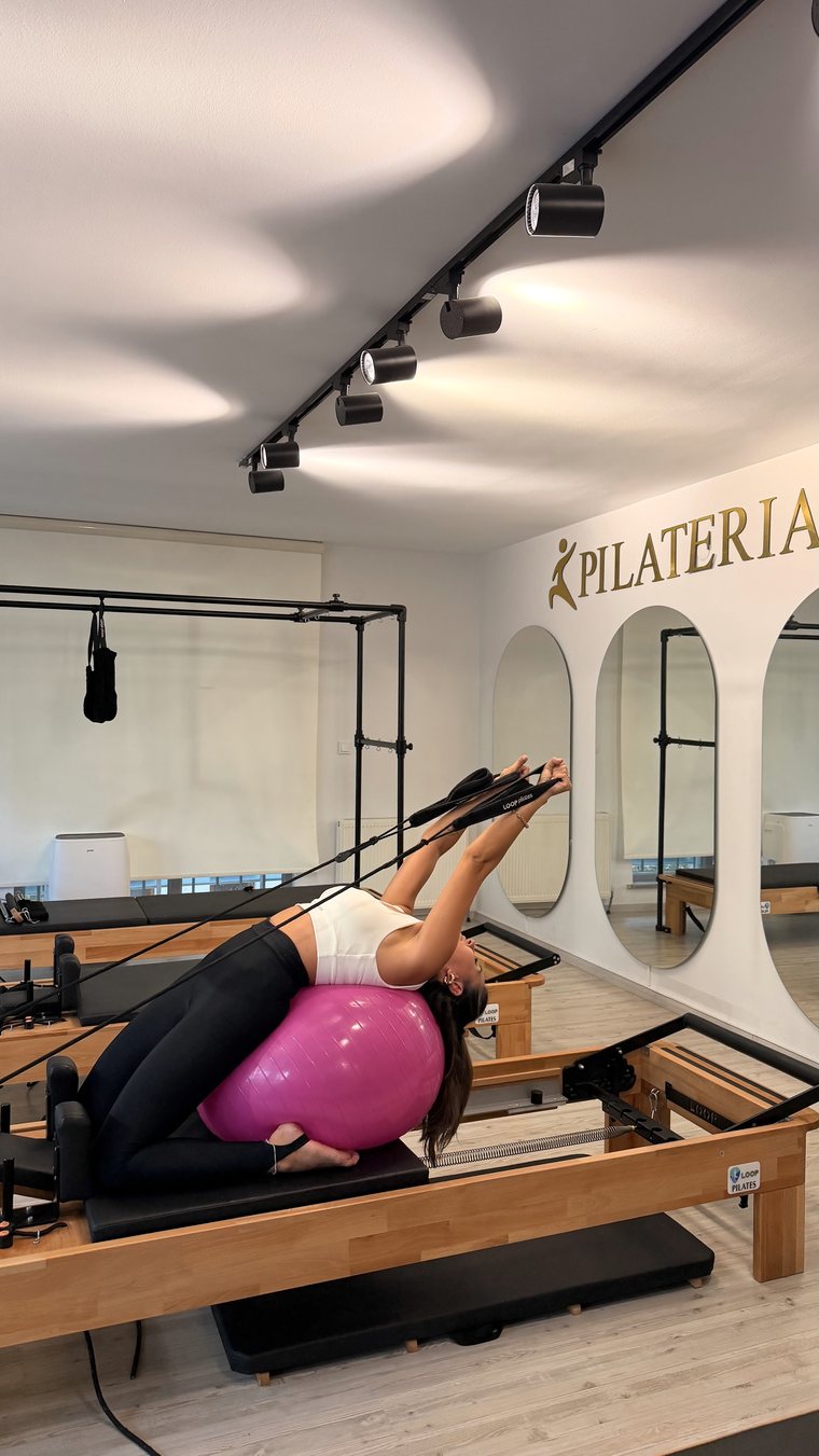 Pilateria stüdyosunda pilates dersi