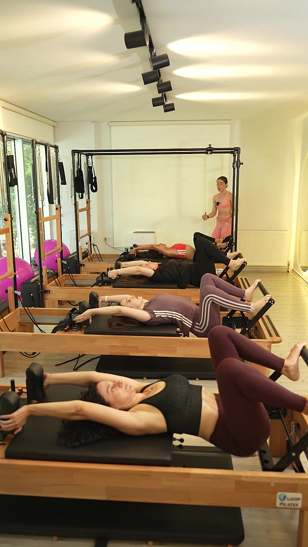 Pilateria stüdyosunda pilates dersi